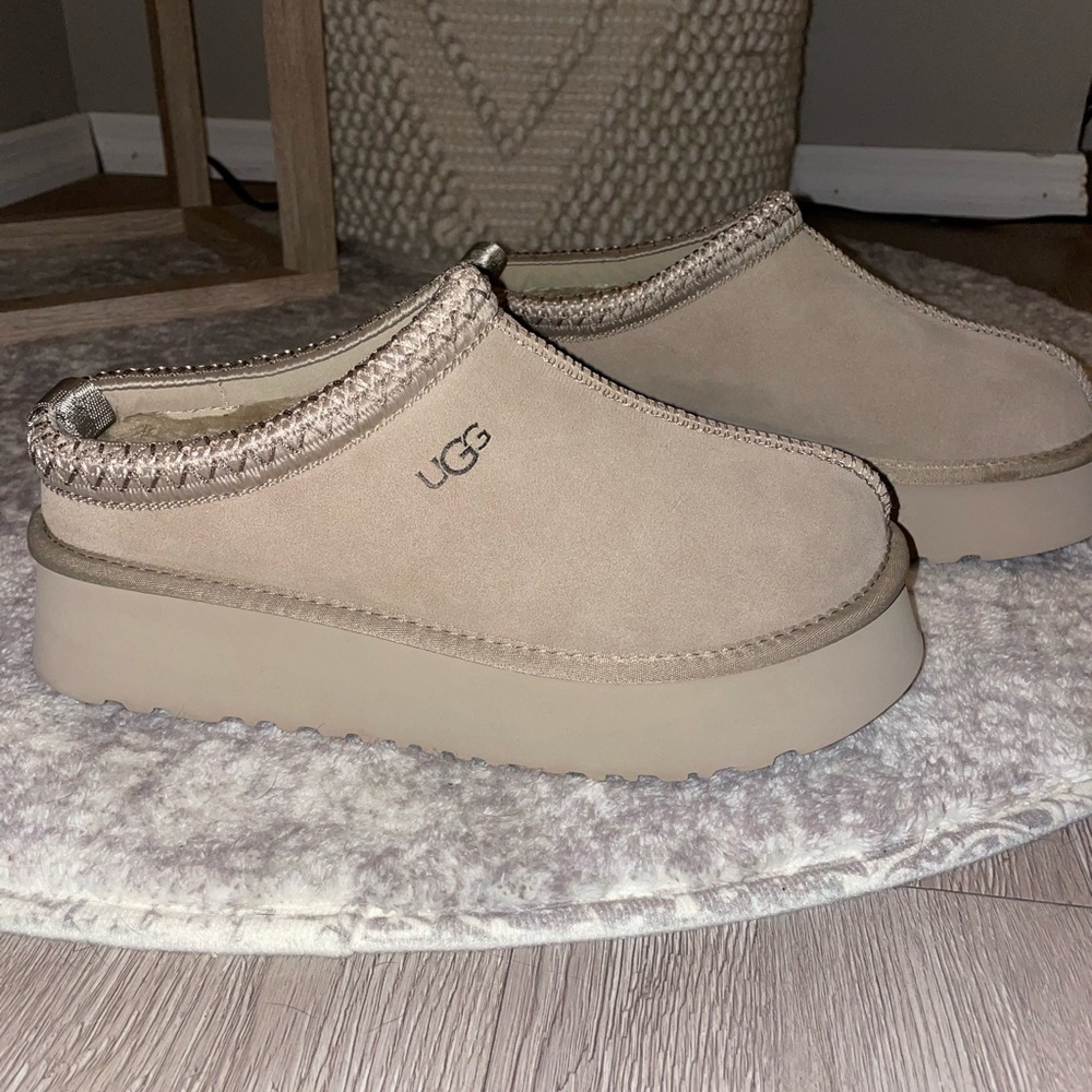 Fuzzy slippers (mustard cream color) platform bottom size 9 women